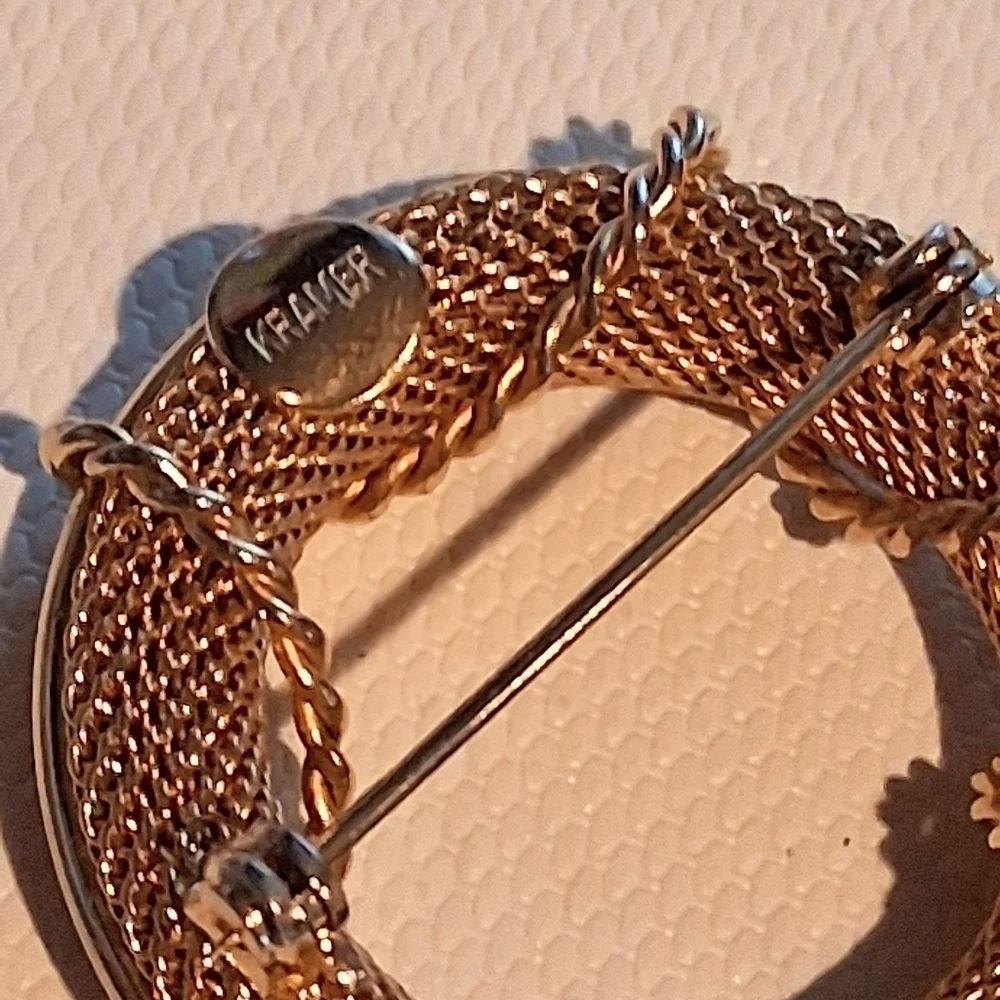 * Vintage Kramer Gold Tone Mesh Circle Wreath Pin Brooch